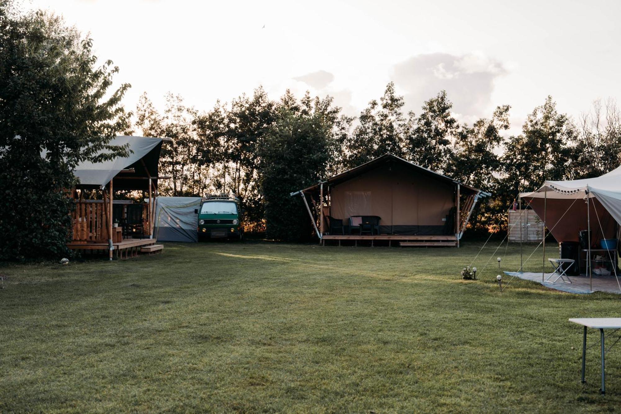 Finse Woning Op Camping De Tulpenweide Breezand Exterior photo
